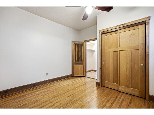 Building Photo - 1913 Emerson Ave S