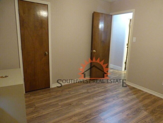 Building Photo - Beautiful 3 bedroom 2 bath brick home
