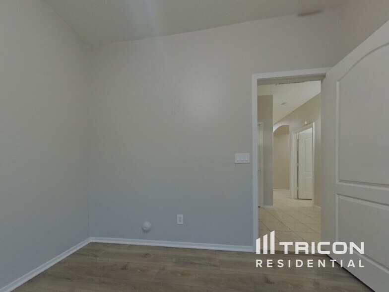 Building Photo - 7919 S 73rd Dr