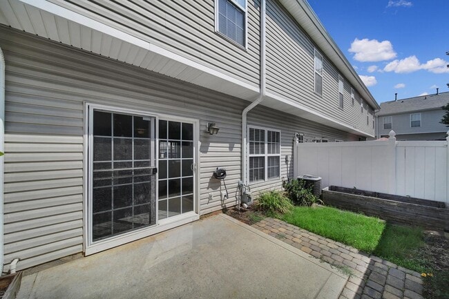 Building Photo - Lovely 3 Bed 2.5 Bath Townhome in Matthews