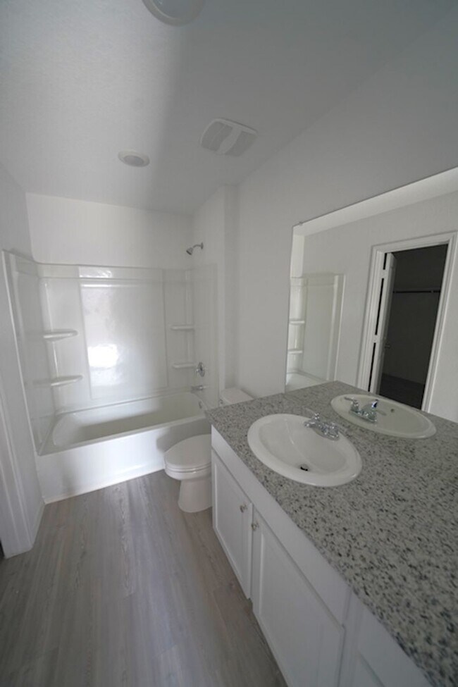 Building Photo - Gorgeous like-new home Available for Rent in Converse! Realtor Commission: $500