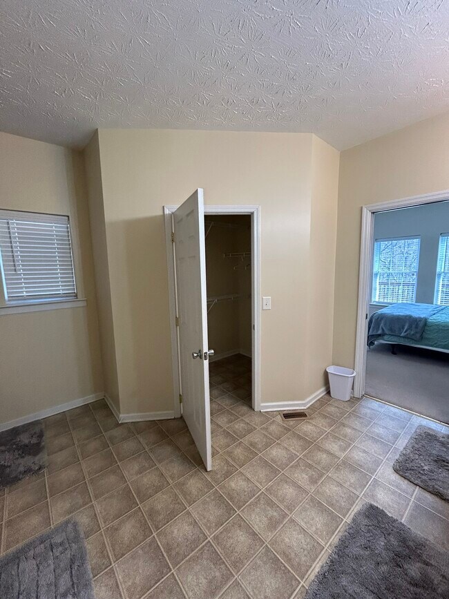 Building Photo - 2615 Rolling River Dr