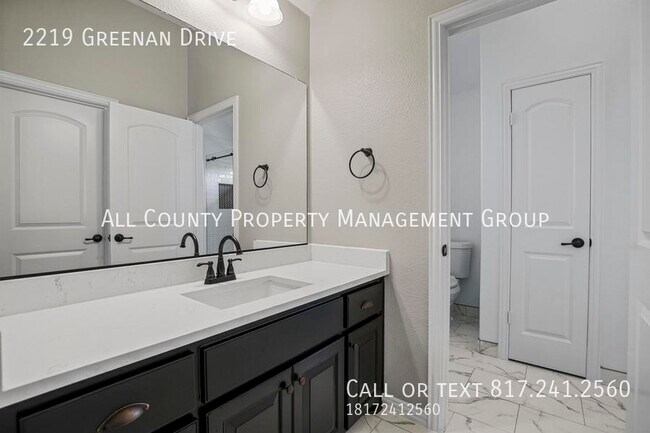 Building Photo - 2219 Greenan Dr
