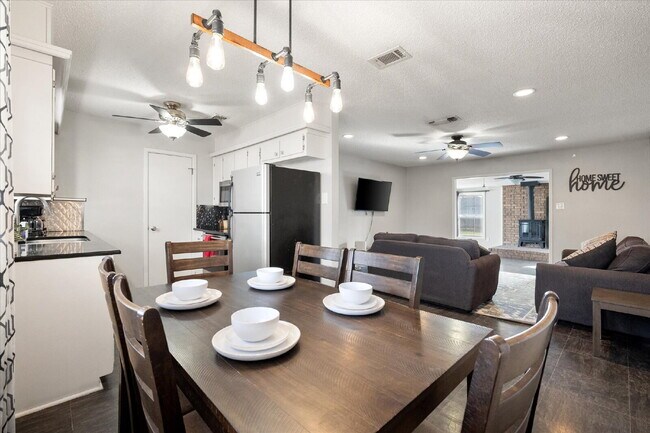 Building Photo - Fully Furnished Long-Term Rental!!