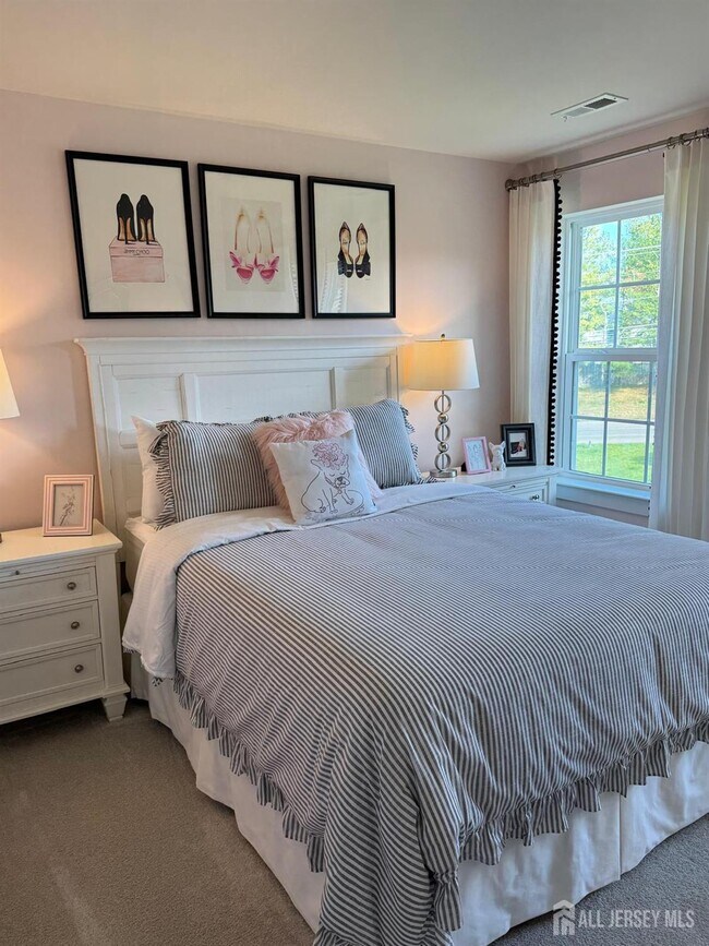 Building Photo - 2 Drake Ct