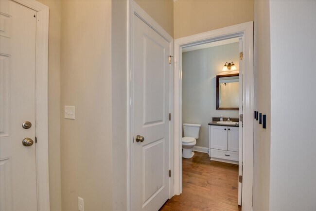 Building Photo - 3 Bedroom 2.5 Bath in Canterbury Farms!