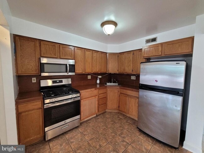 Building Photo - 3556 Woodhaven Rd