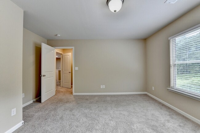 Building Photo - 707 Sand Ln SE