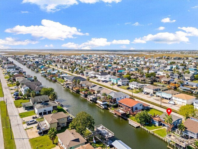 Building Photo - 370 Ling St