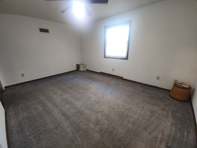 Building Photo - 706-708 N. Hawthorne Dr.