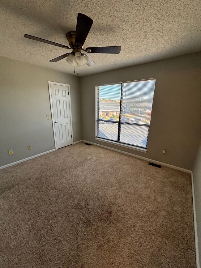 Building Photo - 2701 Thackery Rd