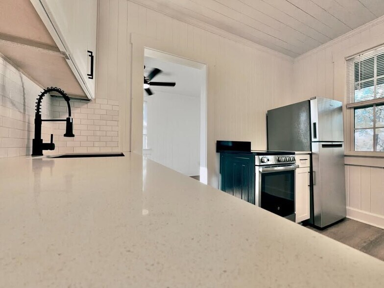 Building Photo - 2084 Huntsford Rd