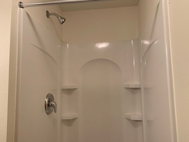 Building Photo - Spacious 4 Bedroom Townhome in Great Neigh...