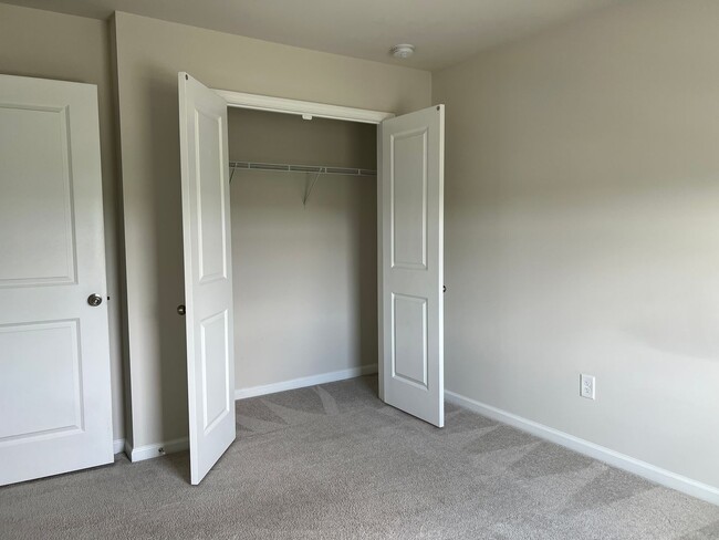 Building Photo - 4/2.5 Townhome Available Now!