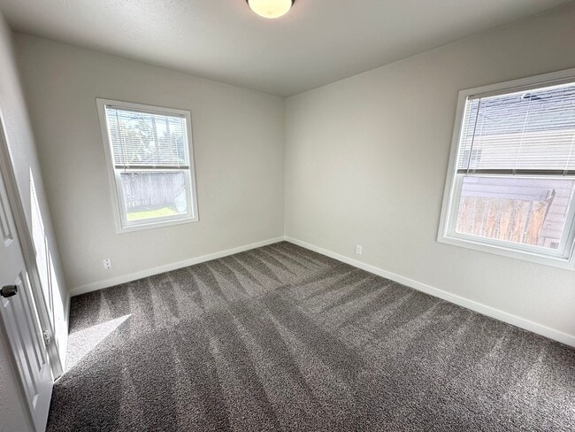 Building Photo - Adorable remodeled in 2023 2 bedroom 1 bathroom duplex available soon!