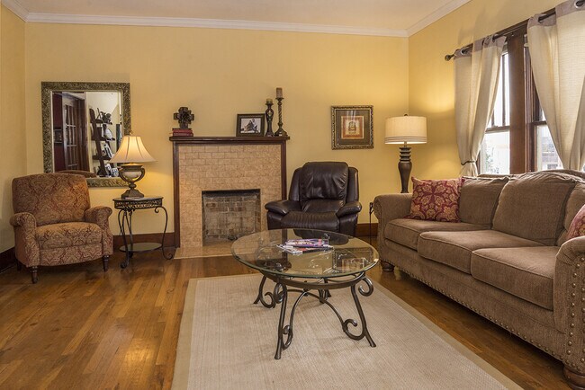 Building Photo - Cute Cottage in Mistletoe Heights