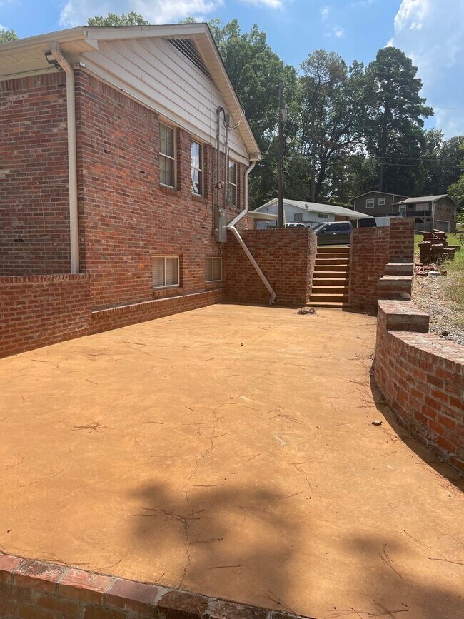 Building Photo - 620 Dyer Cir