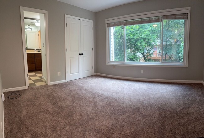 Building Photo - Centrally Located 2 BED/1.5 BATH TOWNHOME ...