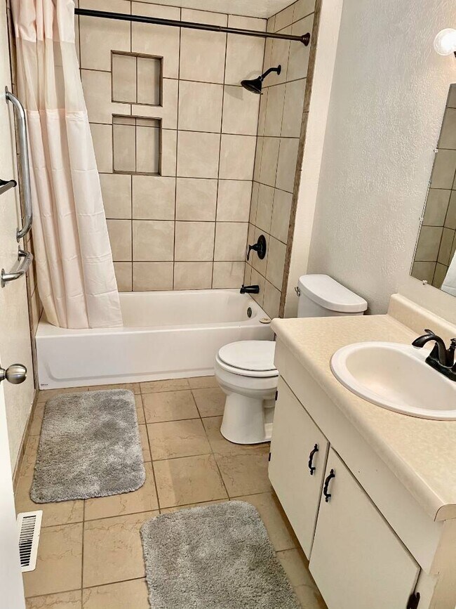 Building Photo - 1623 Cedar St