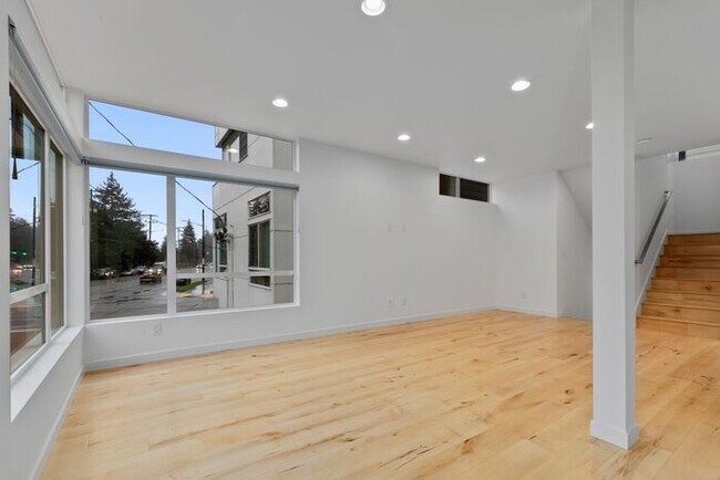 Building Photo - Air-Conditioned Standalone Townhome in Coveted Lincoln Park (1st Month Free)