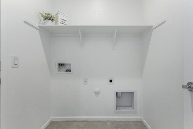 Building Photo - Charming 3-Bed Rental with Spacious Yard