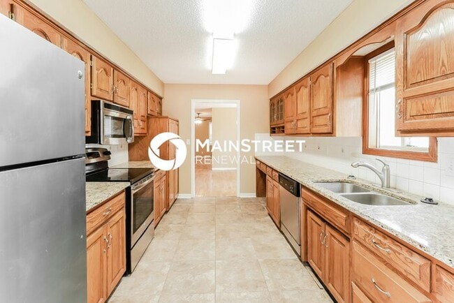 Building Photo - 4 Bedroom Pet-Friendly Home in Lansing, KS with Main Street Renewal