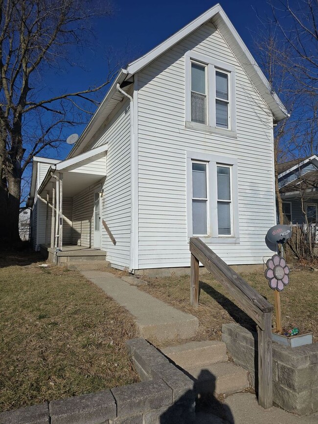 Primary Photo - Update Spacious Home Near DownTown