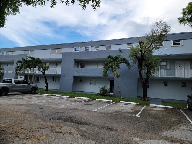 Building Photo - 9371 Fontainebleau Blvd