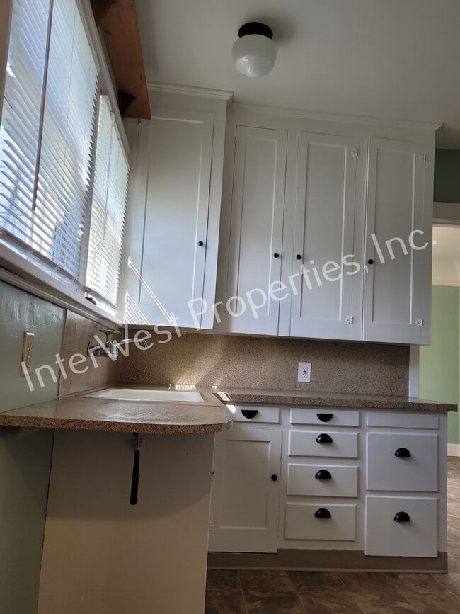 Building Photo - ADORABLE 2 BEDROOM HOUSE IN NORTH PORTLAND WITH LARGE BACK YARD & 2 CAR GARAGE!