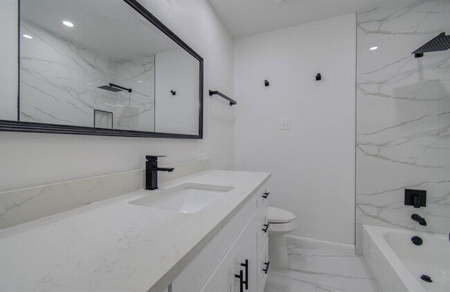 Building Photo - 5867 Sugar Hill Dr