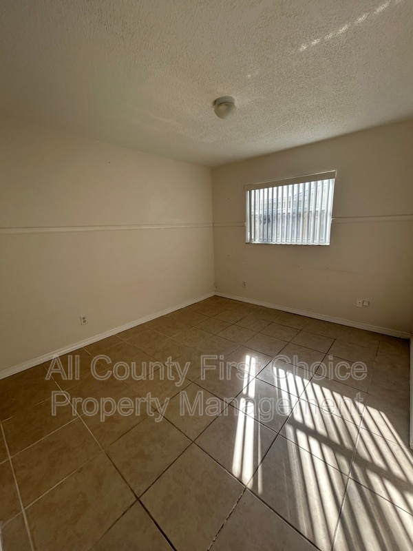 Building Photo - 928 Lake Palms Dr