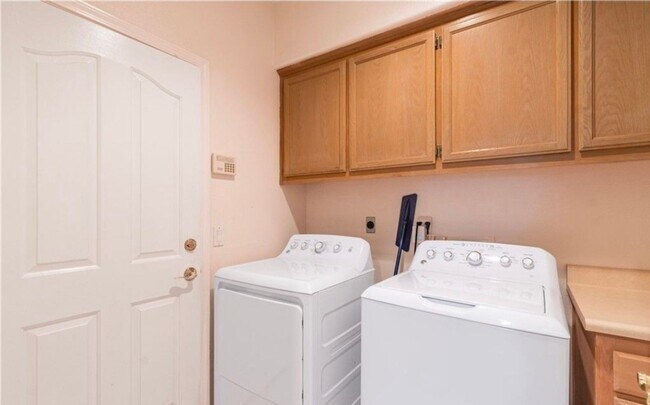 Building Photo - 3 bedroom 2 Bath home with garage, yard an...