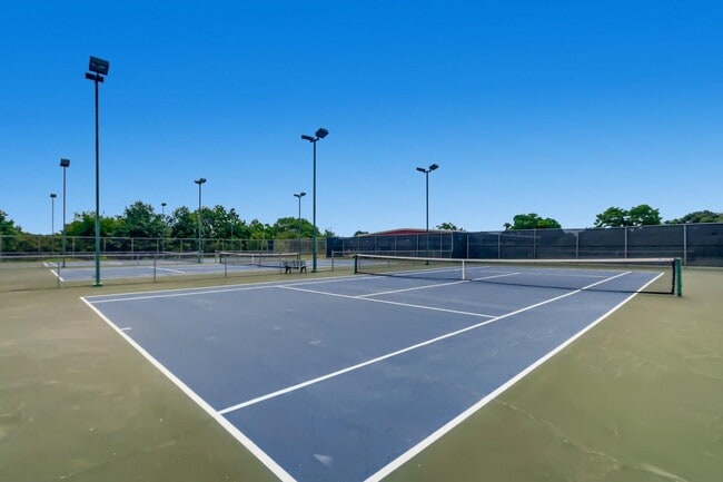 Building Photo - 421 St Andrews St