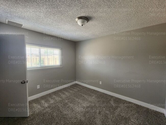 Building Photo - 4 bedroom 2 bath great location.