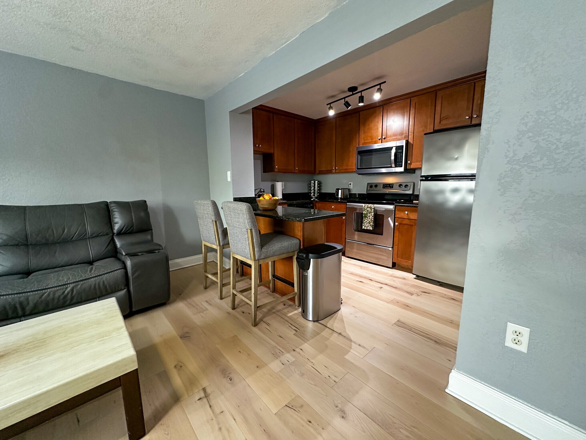 Kitchen - 210 5th Ave S