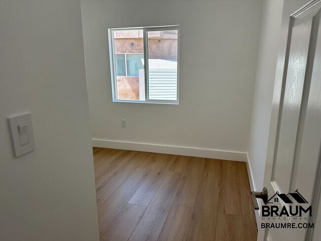 Building Photo - 1109 La Peer Dr