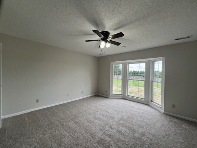 Building Photo - Move In Ready!!