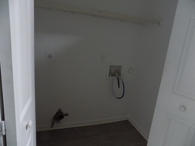 Building Photo - Available end of Julyl!! 4 Bedroom home in...
