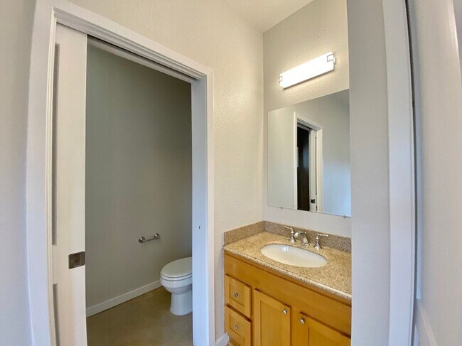 Building Photo - 140 Valley Oak Dr
