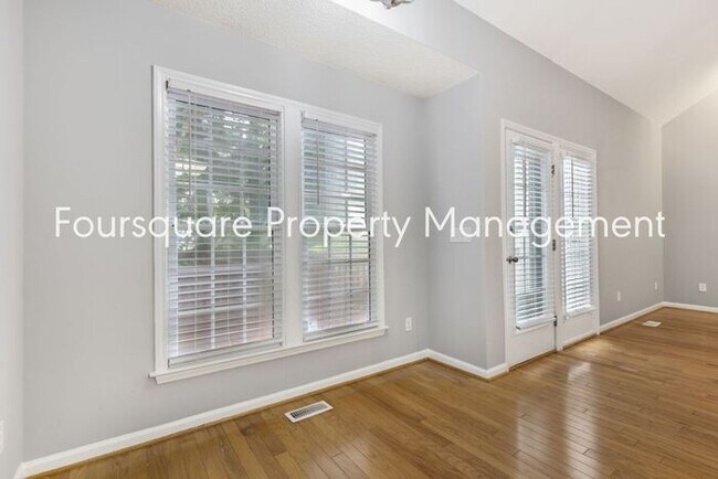 Building Photo - End Unit Town Home | 2nd Floor Loft | Wash...