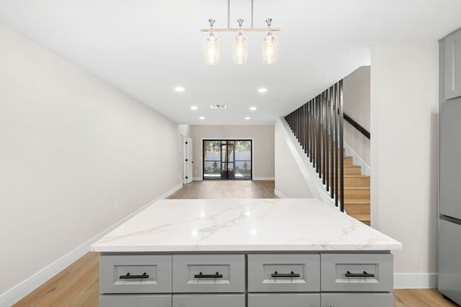 Building Photo - 805 Clake St