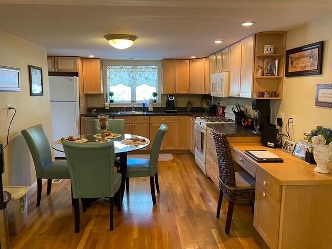 Building Photo - 84 Lake Rd