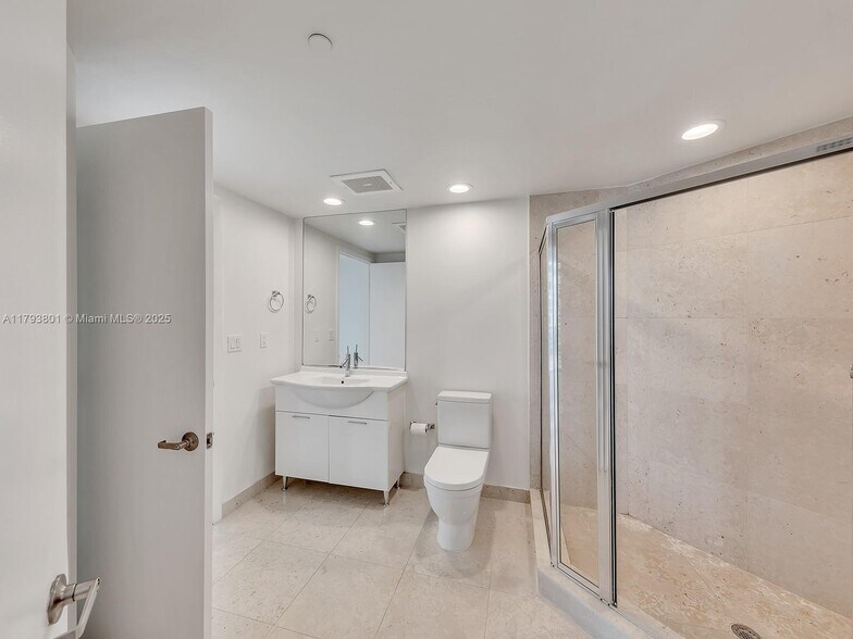 Building Photo - 475 Brickell Ave