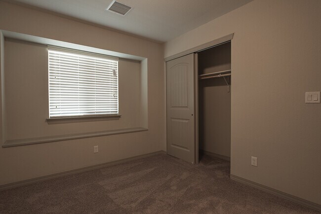 Building Photo - ELEGANT EASTSIDE PROPERTY