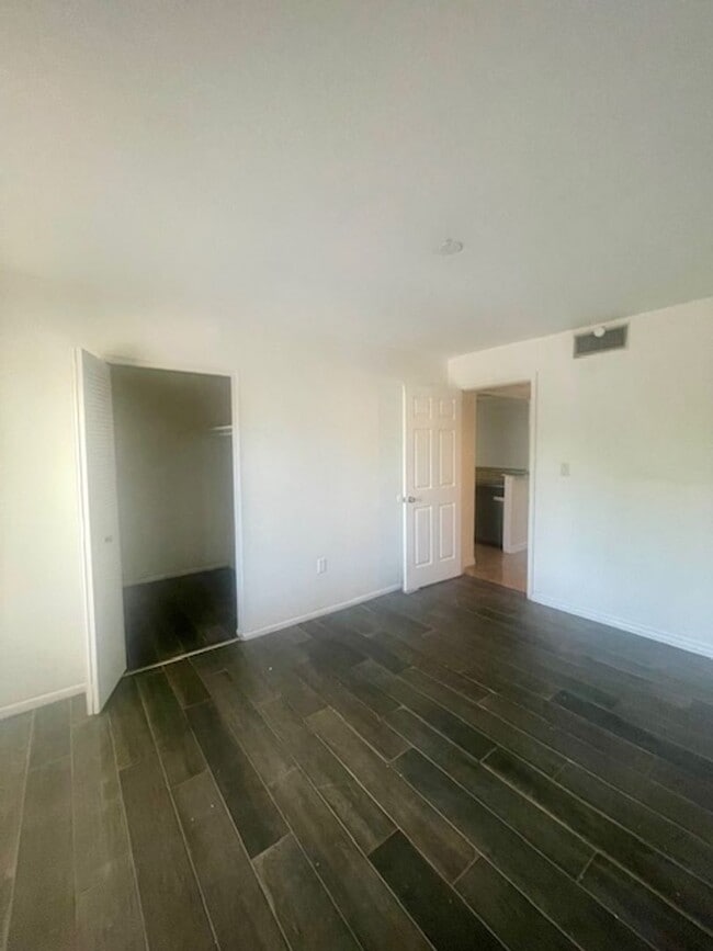 Building Photo - 600 Orange Dr