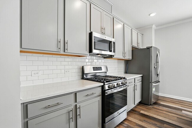 Building Photo - GREAT END UNIT IN CARY! Come see it today!