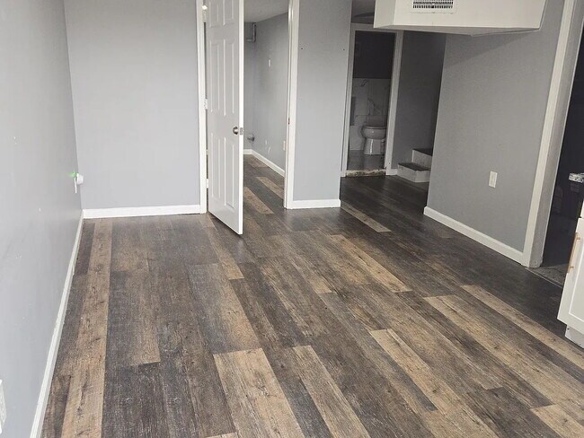 Building Photo - House for rent 4 bedroom and 2 complete bathroom, finished basement with kitchen, bathroom, parki...
