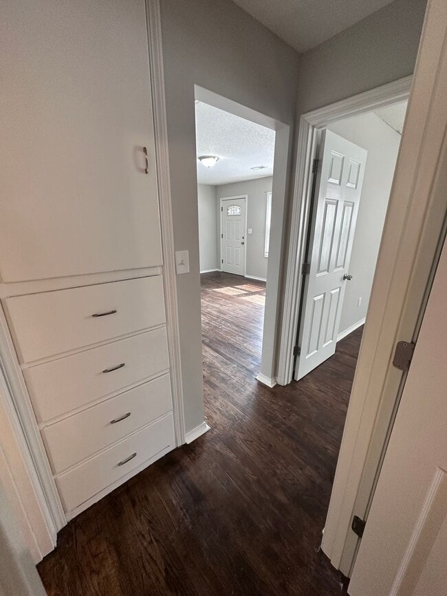Building Photo - $900 - 2 bed 1 bath - Home with a fenced y...