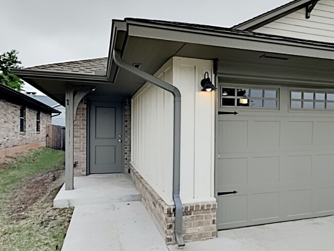 Building Photo - 2 Bedroom 2 Bathroom 2 Car Garage Duplex Close to Broadway Extension and 8 Minutes from Downtown OKC