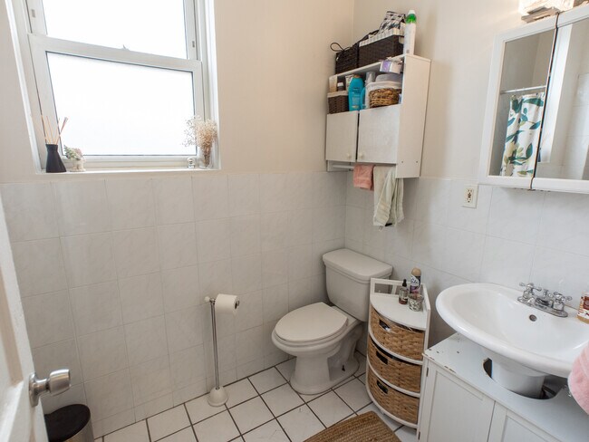 Building Photo - 1138 N Winchester Ave